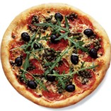 Pizza med Pepperoni Classic, kapers og oliven